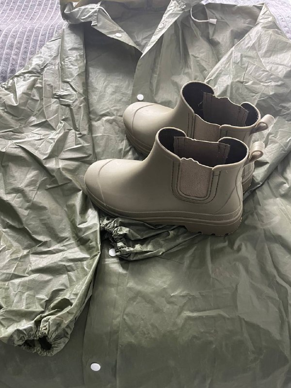 Сапоги резиновые, 37 размер (маломерки, ближе к 36 размеру) — 35 лари. В подарок дождевик — фото 1
