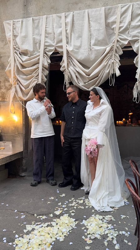 Приключения в Москве:— перезапуск бренда Planta Rosa;— съемки и свадьба Дарьи Цыпилевой;— заказы HAIRPIN MT;— встреча с компанией SENECA;— встреча с брендом HIGHLIGHTS;— тест для невесты;— встречи с друзьями 🫶🏻P.S. Уезжаю из Москвы с двумя букетами и подарками 🌹Приключения в Москве:— перезапуск бренда Planta Rosa;— съемки и свадьба Дарьи Цыпилевой;— заказы HAIRPIN MT;— встреча с компанией SENECA;— встреча с брендом HIGHLIGHTS;— тест для невесты;— встречи с друзьями 🫶🏻P.S. Уезжаю из Москвы с двумя букетами и подарками 🌹