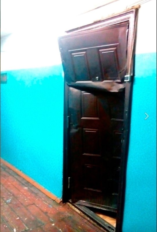 Ha Kамчатке произошёл курьёзный случай Мужчина, вернувшись после рабочего дня, обнаружил взломанную дверь собственной квартиры. Вместо пропавших це... - изображение 2 - kамчатке, произошёл, курьёзный