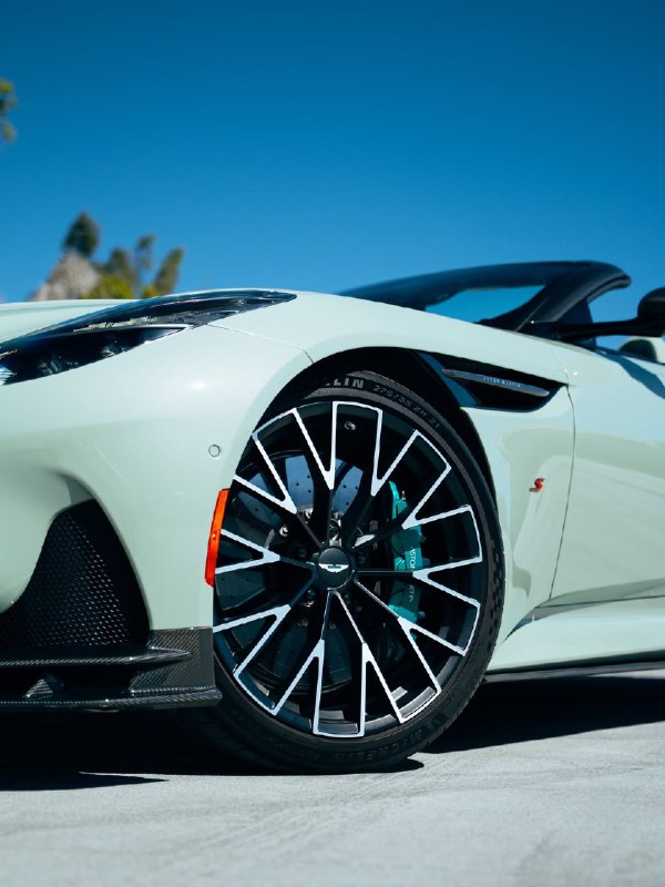 Aston Martin  DB12 S Volante 2