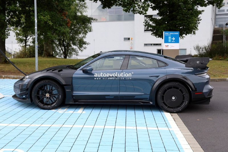 Компания Porsche вывела на тесты трековый Taycan 3