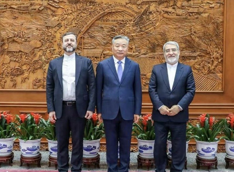 تجارت نیوز: 📸 دیدار غریبآبادی با همتای چینی خود در پکن▪️معاون وزارت خارجۀ ایران امروز در پکن با معاون وزیر خارجۀ چین دیدار کرد.▪️۲