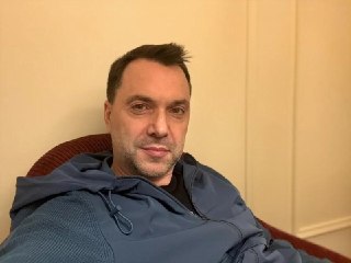 Суд в Москве заочно приговорил Алексея Арестовича к 11 годам колонии по делу о фейках про российскую армию и призывах к терроризму, сообщает «Медиазона».Поводом для дела стали публикация Арестовича об ударе по Краматорску и видео, в котором он, по версии с