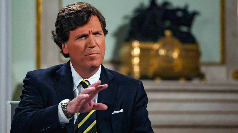 Журналист Такер Карлсон заявил о преследовании со стороны ЦРУ фото