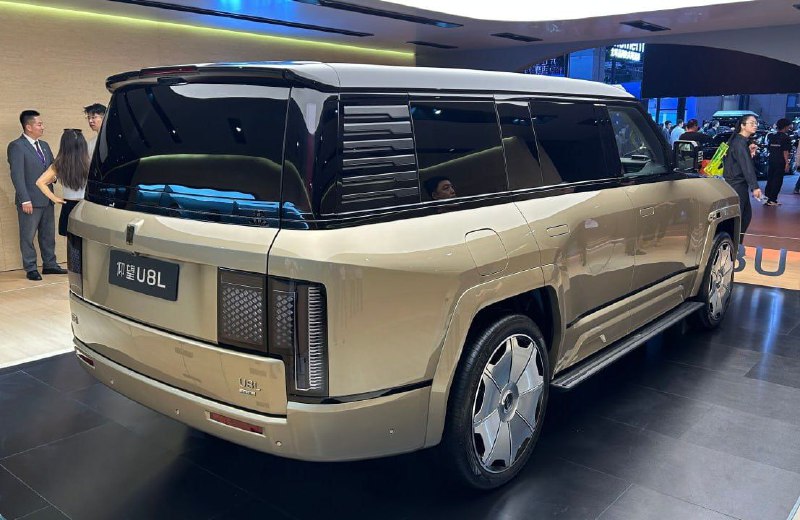 BYD показал флагманский трехрядный внедорожник YangWang U8L 4