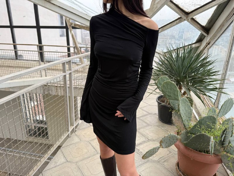 1. Платье с ассиметричным плечом, размер 38, 120 gel — фото 1