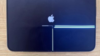 Полоски на внутреннем экране Duo — не из-за пользователей  В iFixit разобрали iPhone Duo. Ему поставили 5/10 баллов по ремонтопригодности, что стало лучшим результатом для «раскладушек». Но это ещё не всё.  Некоторые первые владельцы складного iPhone жалую