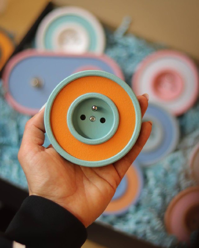 А что, если сделать выключатели и розетки акцентами в вашей квартире? Винтажные, цветные, в цвет стен - все это может добавить характера пространст... - изображение 1 - добавить, застройщика, если