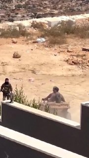 חיילים ישראלים צולמו כשהם משוחחים ולוחצים ידיים עם מתנחלים בלתי חוקיים שמצורים על ביתו של פלסטיני-אמריקאי ב…