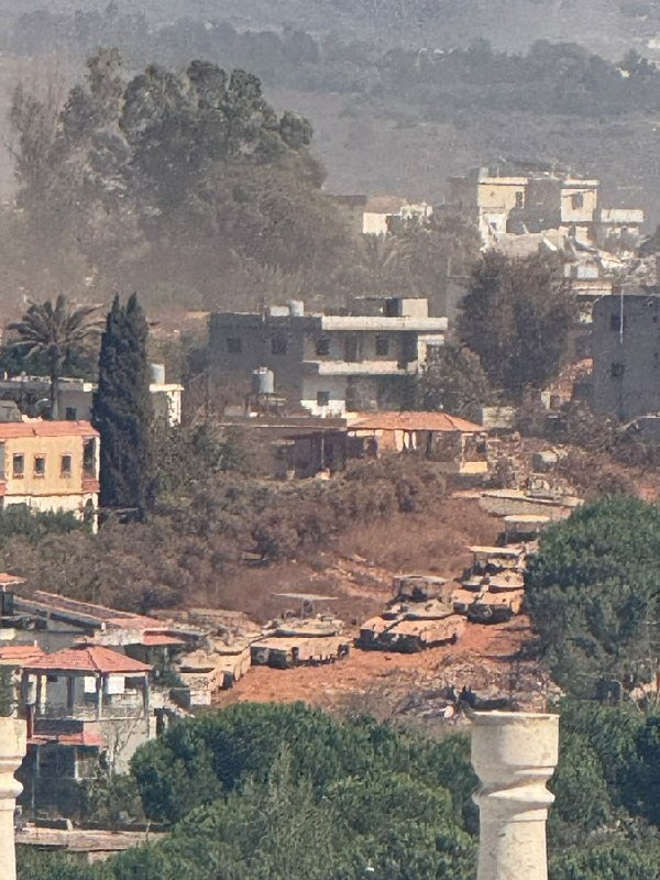 🚨תמונה מסתובבת מציגה מערכי צבא ישראלים בעיירה זאוטאר שבמזרח המדינה