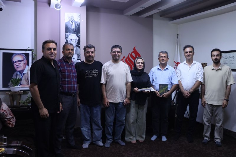 بنکەی فەرهەنگی هونەری موکریانی مەهاباد: ✅دەستەی بەڕێوەبەری بنکەی موکریانی مەهاباد سەردانی نووسینگەی «هاژە»ی کرد🔹بە بۆنەی ڕۆژی هەواڵنێرەوە، دەستەی بەڕێوەبەریی ب