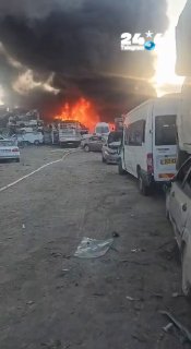 🇮🇱 מגרש ובו מאות מכוניות בקריית ארבע עולה באש, לוחמי האש פועלים לבלימת התפשטות השרפה.