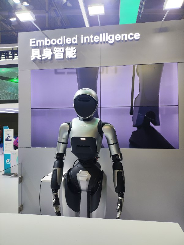 今天是2024世界智能制造博览会的第二天，第一块的机器人展区非常有意思，有很多相关的企业展示出了各种形态的机器人，机器人这个概念其实也不局限于人形了，各种形态的都可以叫做机器人