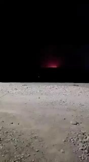 כלי שיט המנסה להפר את המצור נראה בוער מחוף קומזאר, עומאן, בעקבות התקפת חיל הים של משמרות המהפכה עם טילי שיו…