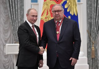 Прокуратура Мюнхена сняла с Алишера Усманова обвинения в нарушении санкцийУсманов решил сделать добровольный взнос на благотворительные цели. Из-за этого, согласно параграфу 153a Уголовно-процессуального кодекса Германии, против него прекратили производств