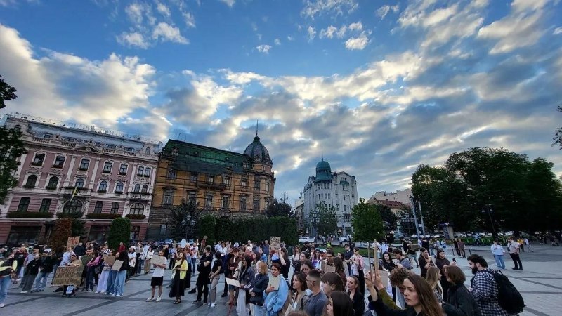 Демонстраторите продължават да се събират в градове в Украйна, включително Киев, Харков, Одеса, Днипро, Лвив, Полтава и Миколаев, тъй като протестите продължават, според местните медии.