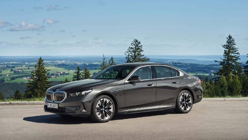 Новая BMW 5 серии получила две гибридные версии 530e и 550e xDrive 6