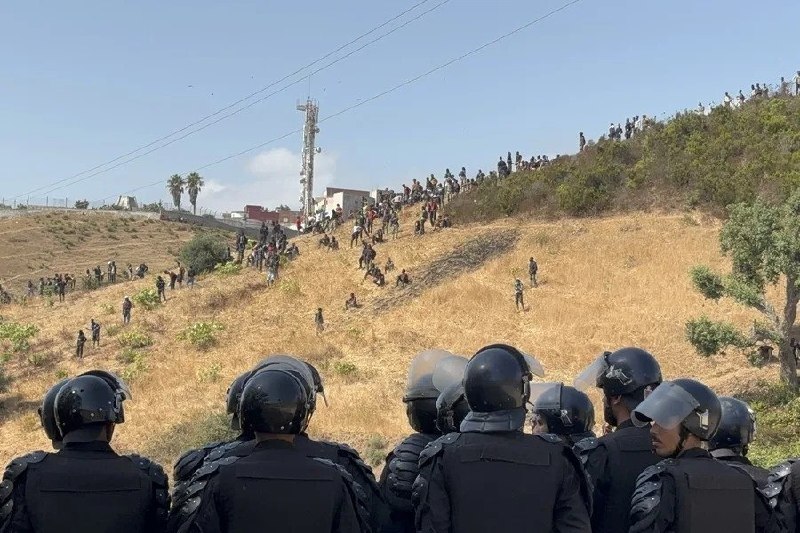 אלפי מהגרים מנסים להתגנב לסאוטה, ספרד.