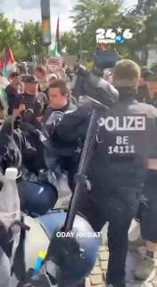 🇮🇱 משטרת ברלין עצרה משתתפים בהפגנה פרו-פלסטינית. בברלין, המשטרה השתמשה בכוח כנגד משתתפי הפגנה לתמיכה בפלס…
