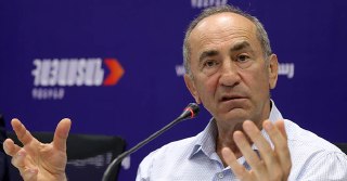 В Армении задержаны бывший президент Роберт Кочарян и его сын Седрак, рассказали «Новости-Армения» в Антикоррупционном комитете.«В рамках уголовного производства <...> проверяются несколько десятков адресов и осуществляются другие процессуальные дейс