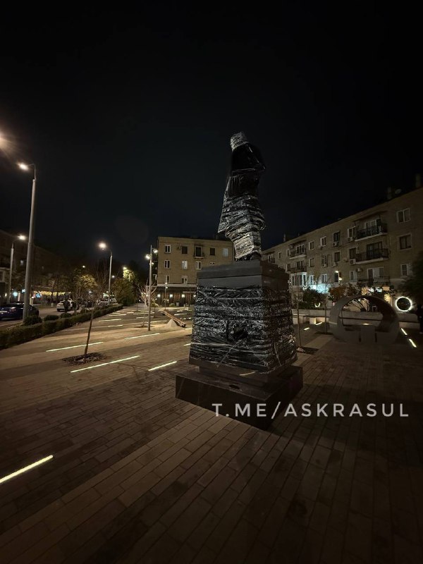 На Университетской площади Махачкалы появился памятник Джелал-эд-Дину Коркмасову, человеку который стоял у истоков формирования современного Дагестана. фото