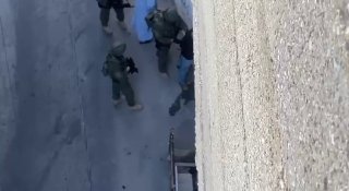 قوات الاحتلال تعتقل فلسطينيين في اقتحام مخيم قلنديا