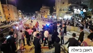 🇮🇱 הפגנה של קבוצת חרדים נגד בניית הרכבת הקלה ברחוב בר אילן בירושלים. המפגינים מנסים להיכנס לשטח העבודות ו…