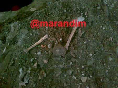 marandim: بیرون آمدن استخوانهای ران انسان ازمحوطه مدرسه فرخی.گفته میشود این محوطه گورستانی است مربوط به دوران سلجوقیان