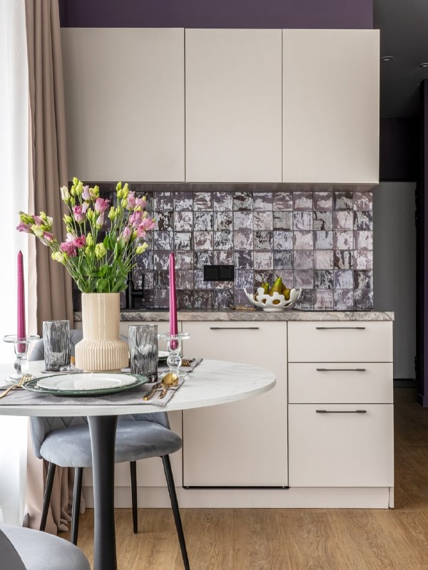 Прекрасная студия. Акцент на небольшой кухне создаёт фартук из плитки-майолики. Модульная система хранения имеет фасады из ЛДСП. Холодильник встрое... - изображение 6 - прекрасная, студия, акцент