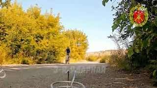 צפו: צילומי מזל"ט רוסי FPV מציגים תקיפה מכוונת על רוכב אופניים רוכב לאורך כביש כפרי ליד קרמטורסק, אוקראינה.