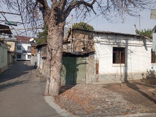 Срочно продаётся угловой 13,5×22,5 дом в центре города , под застройку