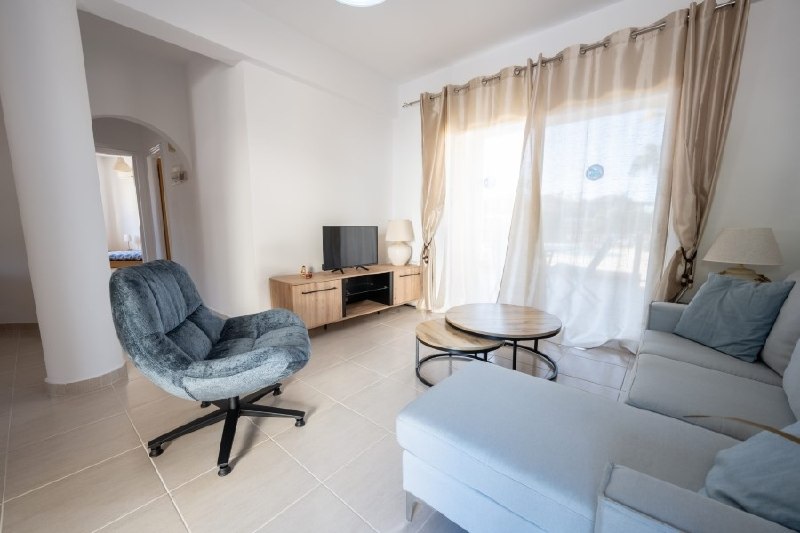2-bed ground floor apartment with pool in Kato Paphos photo 3