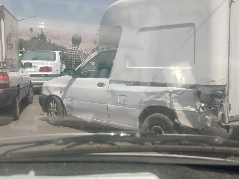 اخبار و حوادث کرمانشاه: 🔴 ظهر امروز؛ تصادف زنجیره‌ای ۸ خودرو در حوالی میدان شهدا کرمانشاه🆔 @Akhbar19 | حوادث کرمانشاه🔴 ظهر امروز؛ تصادف زنجیره‌ا