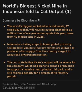 駿HaYaO印尼政府大幅收緊鎳礦生產配額，全球最大鎳礦PT Weda Bay Nickel（韋達灣鎳業）2026年配額從2025年的4200萬噸驟減至1200萬噸，降幅達71.4%。此舉被視為供給端震撼彈，旨在解決過去產能過剩導致的價格低迷，並讓印尼重奪鎳價定價權。全國鎳礦配額同步縮減至約2.6億至2.7億噸，較2025年3.79億噸下降約29%–31%。消息引發市場強烈反應，LME鎳價連續上漲，2月11日盤中一度突破每噸1.8萬美元。鎳為不鏽鋼（尤其是300系）主要原料，成本占比超過6成。供給緊縮將形成強