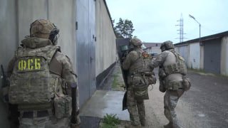 ФСБ задержала россиянку по подозрению в подготовке дроновой атаки на военный аэродром в ВоронежеСотрудники ФСБ задержали в Воронеже женщину, которая якобы собиралась нанести удар по военному аэродрому Балтимор по заданию украинских спецслужб. Об этом сообщ