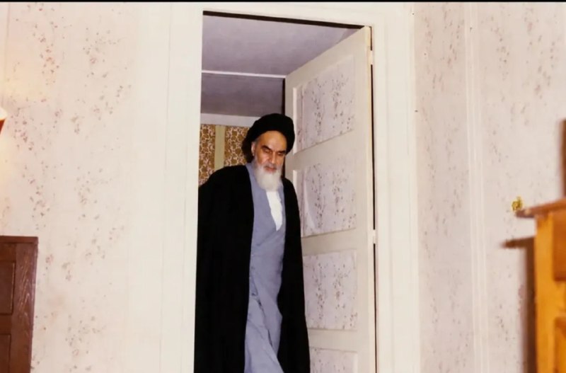 فروپاشی froopashi: 🟢امام همیشه از درِ اتاق میومد و از درِ پذیرایی میرفت، در به دری از صفات بارز امام بود😁@froopashee2 | اخبار