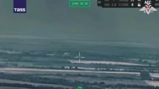 בצילומים נראים כוחות רוסים משחררים את ההתנחלות אובשצ'יה באזור זפורוז'יה. וידאו: משרד ההגנה הרוסי/TASS.