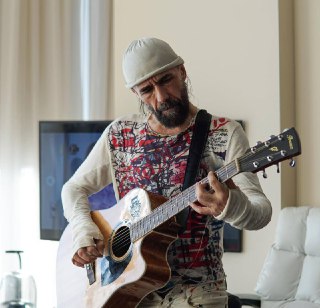 Певец Богдан Титомир подорожал в два раза перед Новым годом — теперь за корпоратив просит 1,5 миллиона рублей и аж сырную тарелочку.К НГ-2026 автор "Делай как я" поднял ценник с летних 700–750к до 1,5 млн. Но спроса нет вообще — по информации Mash, ни одно