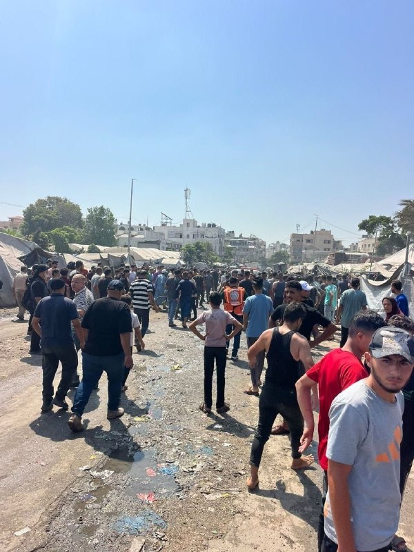 תושבים התאספו לאחר תקיפה אווירית של הכיבוש כוונה לאוהל בסביבת אצטדיון ירמוך בעיר עזה.