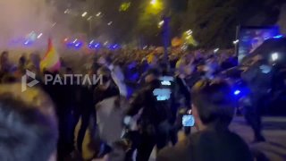 הפגנות פרצו בספרד לאחר תאונת רכבת שבה נהרגו 68 בני אדם. המפגינים דורשים להעניש את האחראים להתנגשות הרכבת המ…