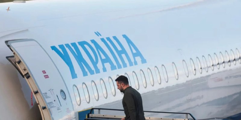 Самолет Владимира Зеленского в аэропорту Молдовы перед вылетом в Осло