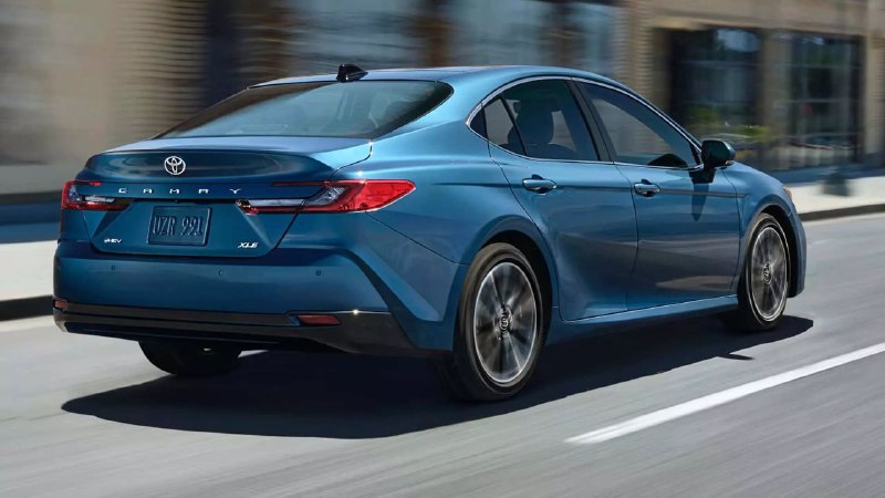 Toyota официально представила новое поколение Camry. Кузов сохранил прежнюю силовую структуру, а шас 2