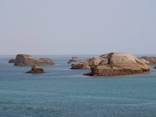 我亲身见过的4个教育卷省1. 北京：每天全市所有家长都在鸡娃，还着 500 ~ 1000万的房贷，每天把工资的1/3 ~ 1/2用于小孩的补习班，而且2/3的时间还车辆限行，全员挤地铁；所有家长都被海淀的家长鸡娃带疯了。关键是北京，天子脚下，办公环境每天各种PUA的状态，工作压力也很大。我很多北京的朋友只有少数活的超脱的，大部分人的压力都异常的大2. 武汉：从学前到小学疯狂鸡娃，特别是女方，不鸡娃就是政治不正确。作业从小学4年级开始就堆成山，初中基本上都是6点起床，12点睡觉。武汉好的是，一半家长到初中就不