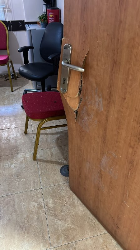 השפעות החבלה שגרם הכיבוש במרכז הוועד העממי לאחר שהסתערו והוסב לצריף צבאי ולמרכז חקירות שדה במחנה קלנדיה, מצ…