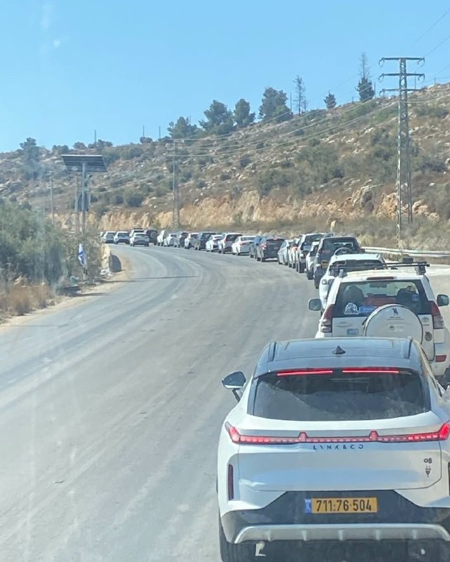 מספר רב של כלי רכב של מתנחלים לכיוון ההתנחלות קדים ליד חדד, מזרחית לג'נין.