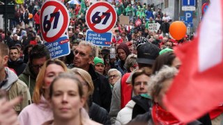 В Бельгии проходят митинги против сикс севен. Граждане страны протестуют против повышения пенсионного возраста до 67 лет. На недавнюю забастовку в Брюсселе вышло от 40,000 до 70,000 человек, сообщает Euronews.