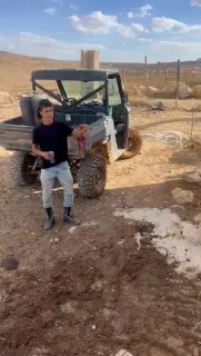 אורגיית מתנחלים מתענגים ורוקדים מול בית פלסטיני בעיירה חאלת אל-חומוס, דרומית לחברון.