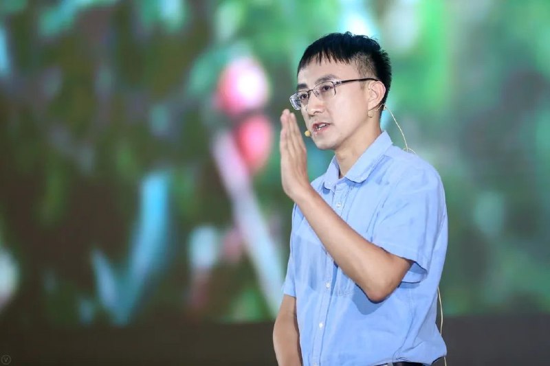 一个有意思的巧合，最近刚冲刺港交所IPO的两家机器人公司——农业机器人公司丰疆智能（FJD）与工业机器人公司珞石机器人——他们的创始人分别是吴迪和庹华，两人早年大学毕业后的第一份工作，都是爱立信