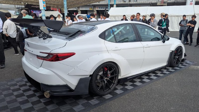 Toyota построила 700-сильную Camry с двумя двигателями и полным приводом 2