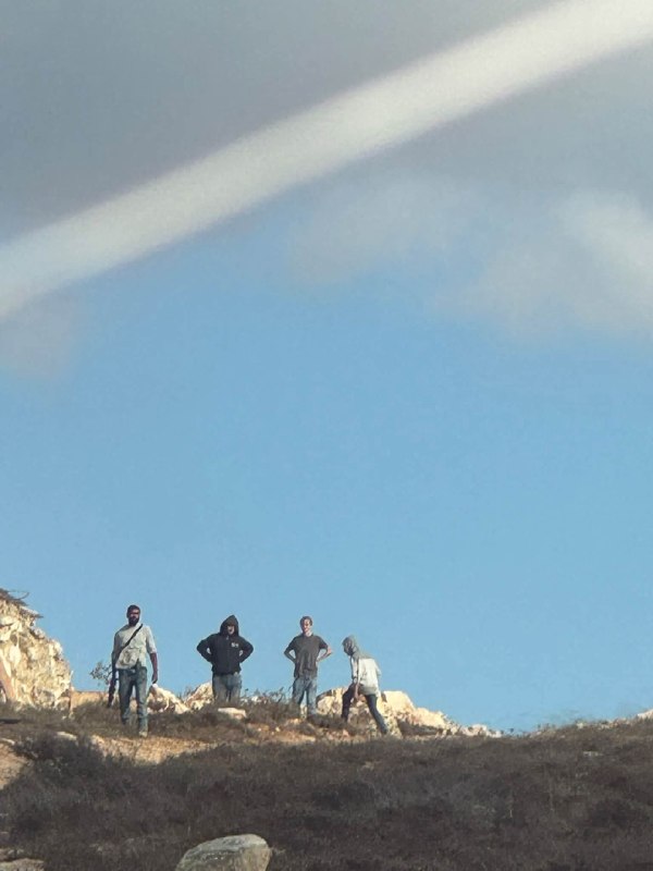 מתנחלים מסתערים על אדמות חקלאיות בהר חריש, מזרחית לעיירה ג'בה, דרומית לג'נין